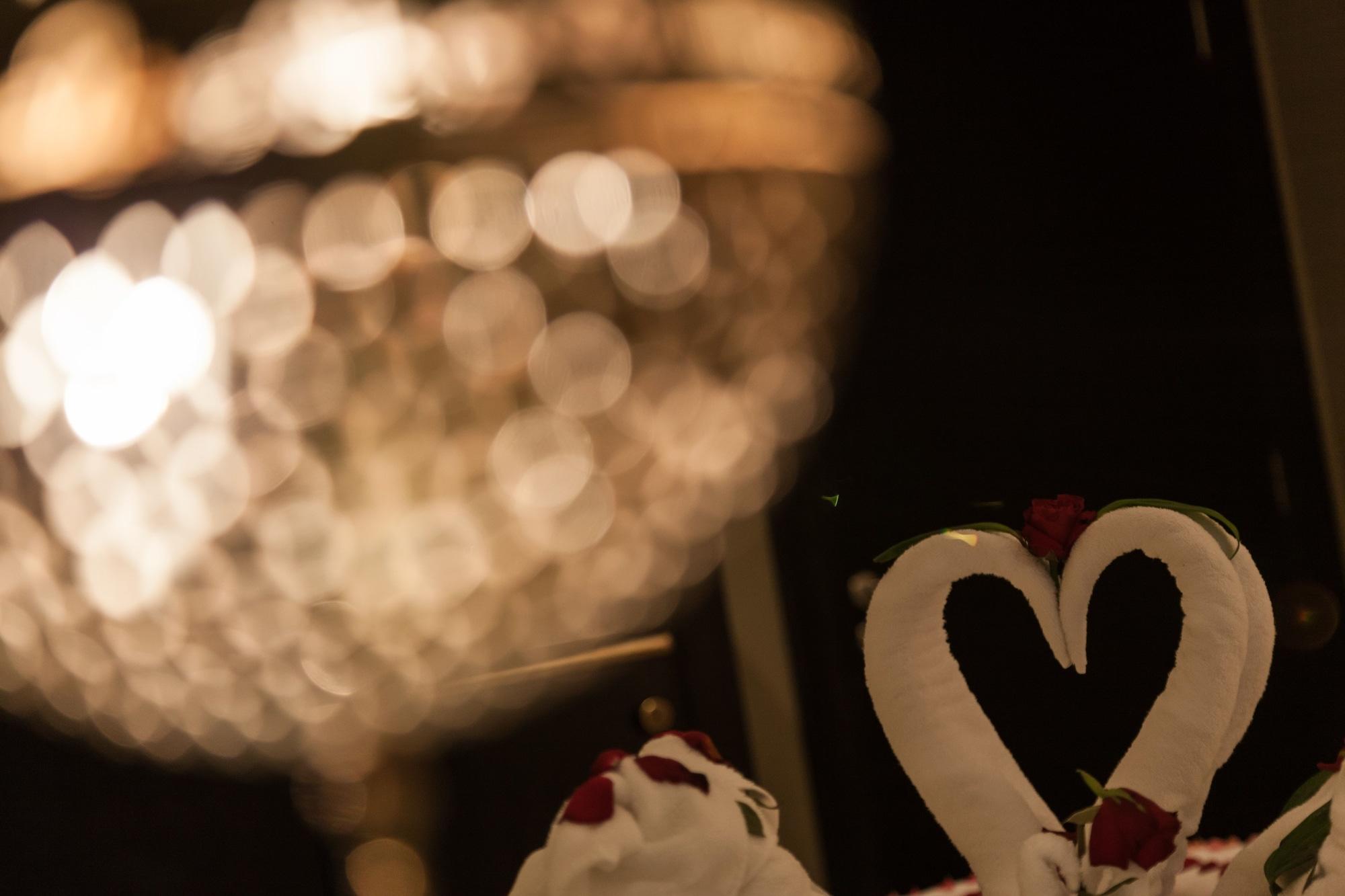 Sofitel Shahd Al Madinah Hotel Medina Buitenkant foto The photo features a decorative arrangement that includes a heart-shaped element made from two intertwined figures, symbolizing love. The heart is adorned with small red roses, adding a romantic touch. In the background, there's a beautifully blurred